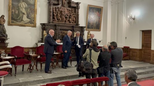 el filántropo Carlos Casanueva entrega el premio Ana Casanueva 2022 a Julio Jonte, director de la fundación cespa